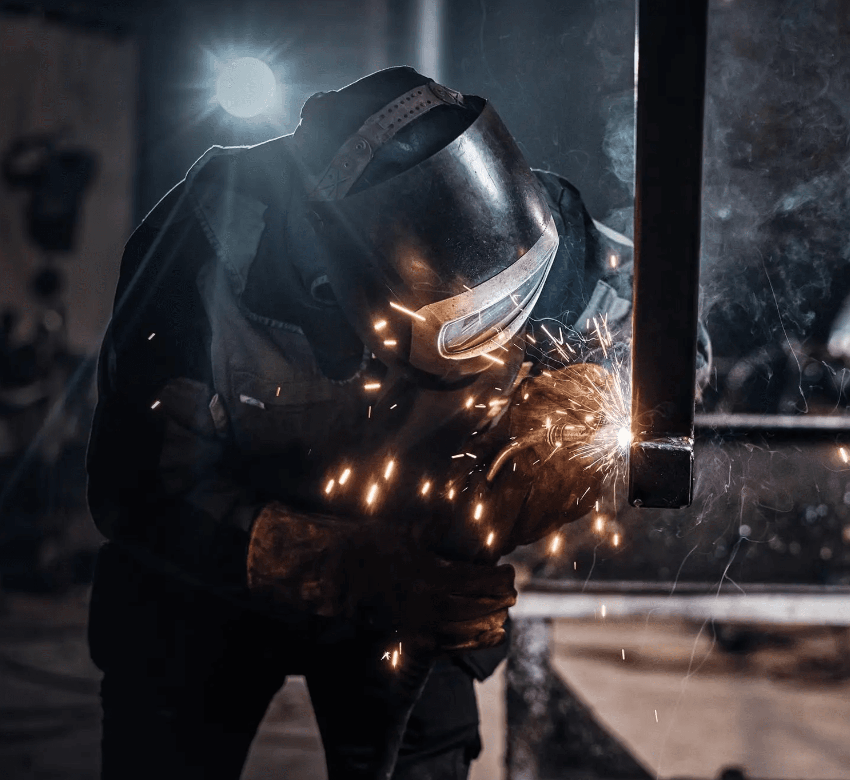 Pracownik zajmujący się spawaniem